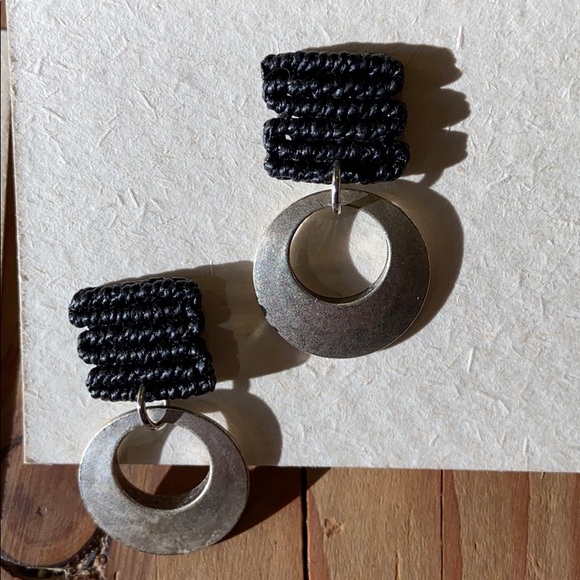Macrame and silver adornment detail earrings. - Picture 2 of 3
